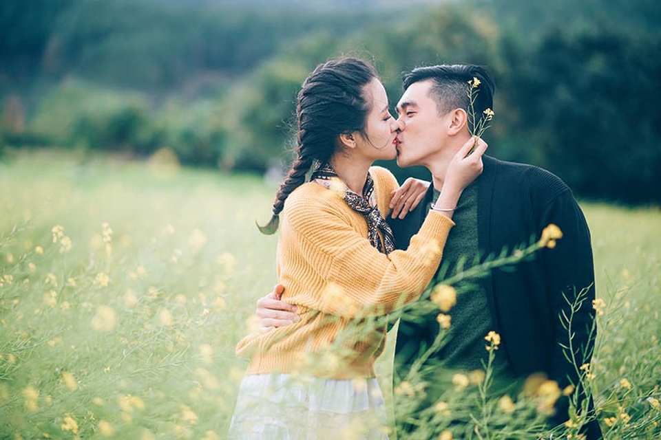 Chuyện tình cặp đôi quen nhau trên "chuyến xe định mệnh" - 1 Nguyễn Văn Duy (sinh năm 1992) và Trần Cao Yến Quỳnh (sinh năm 1995), cả hai cùng đến từ Đăk Lăk nhưng trước khi lên Sài Gòn học Đại học thì họ không hề biết đến sự tồn tại của người kia.