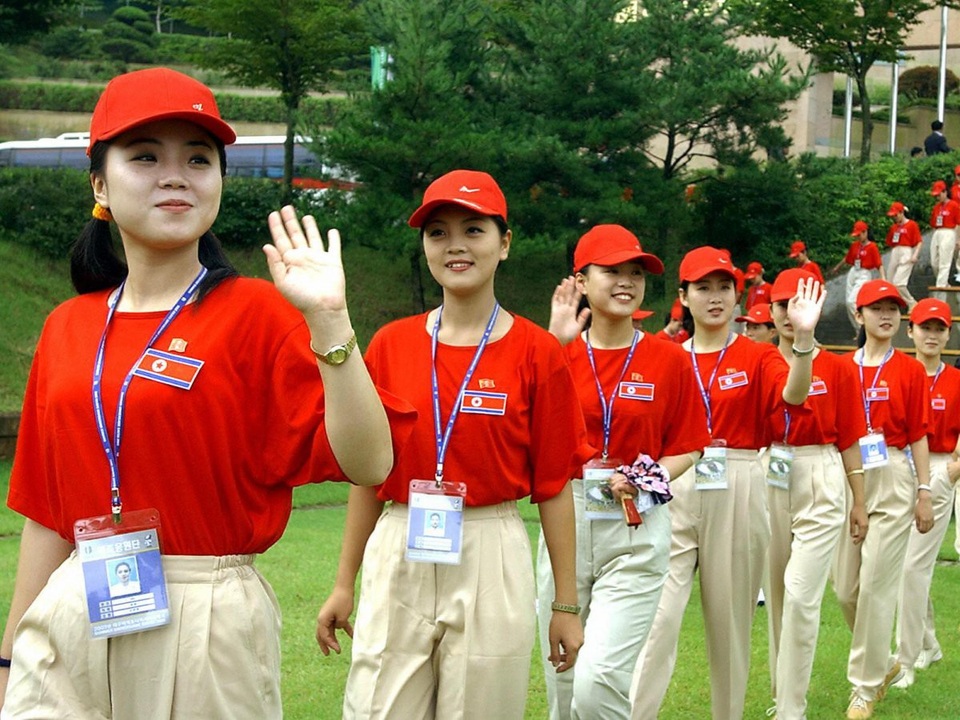 Điều ít biết về “đội quân sắc đẹp” Triều Tiên muốn cử tới Hàn Quốc - 1
Được mệnh danh là Đội quân nhan sắc, đội cổ động của Triều Tiên gồm các cô gái trẻ với tuổi đời chỉ trên dưới 20, được tuyển lựa từ các trường đại học cao đẳng. (Ảnh: Getty)