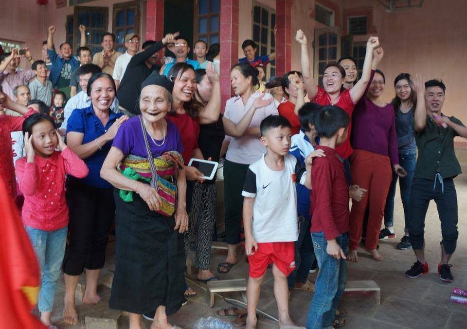 Hàng triệu người vỡ òa sau loạt đá luân lưu của U23 Việt Nam - 4
Không khí bùng nổ tại gia đình thủ thành Tiến Dũng (Ảnh: Duy Tuyên)
