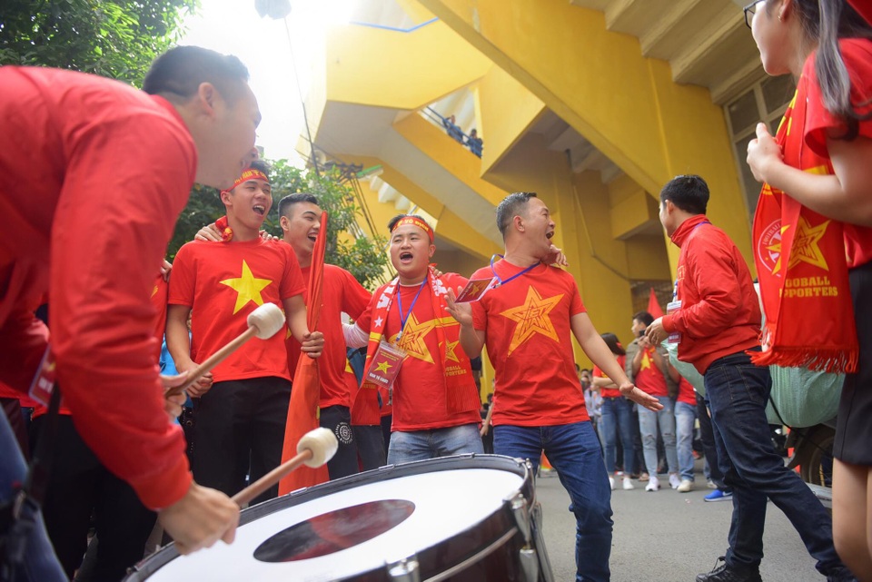 Thắng Qatar trên loạt luân lưu, U23 Việt Nam vào chung kết giải U23 châu Á - 19 Sự phấn khích của cổ động viên Việt Nam trên sân Hàng Đẫy (Hà Nội)