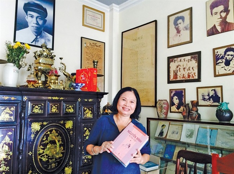 Con gái thi sĩ Nguyễn Bính kể về cha trong “100 năm Nguyễn Bính” - 2 Con gái thi sĩ Nguyễn Bính trong căn nhà đầy hình ảnh và tác phẩm thơ của ông.
