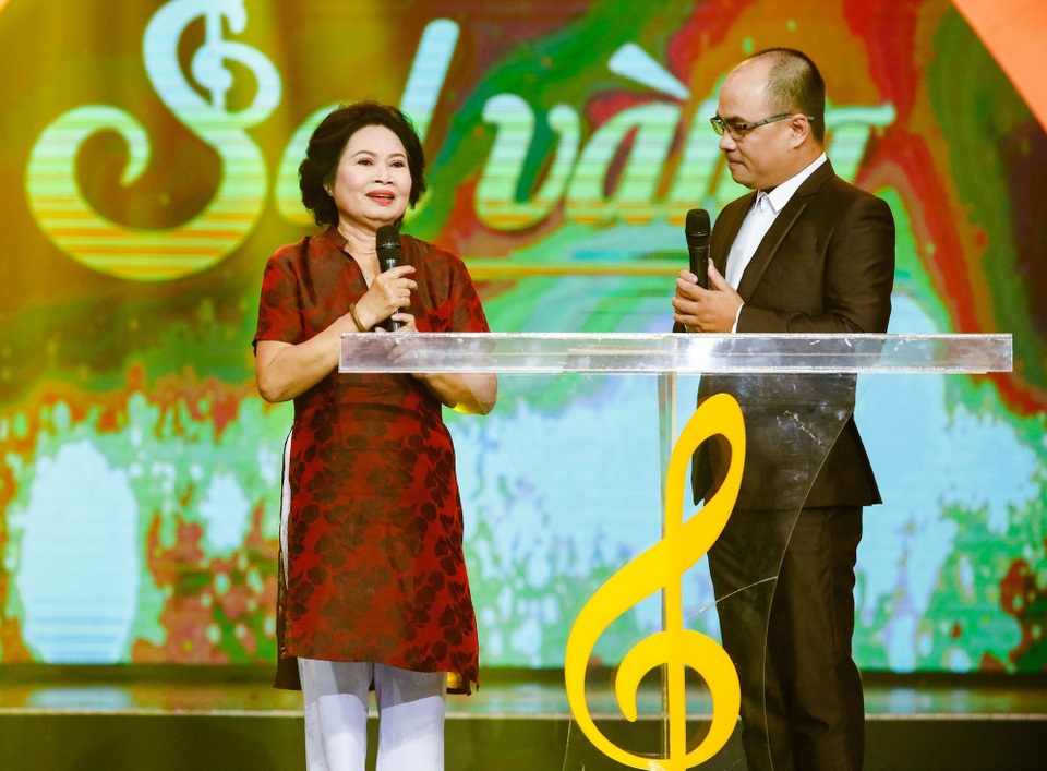 Con gái thi sĩ Nguyễn Bính kể về cha trong “100 năm Nguyễn Bính” - 3 Con gái nhà thơ Nguyễn Bính giao lưu với nhà báo Minh Đức trong chương trình âm nhạc tôn vinh 100 năm Nguyễn Bính.