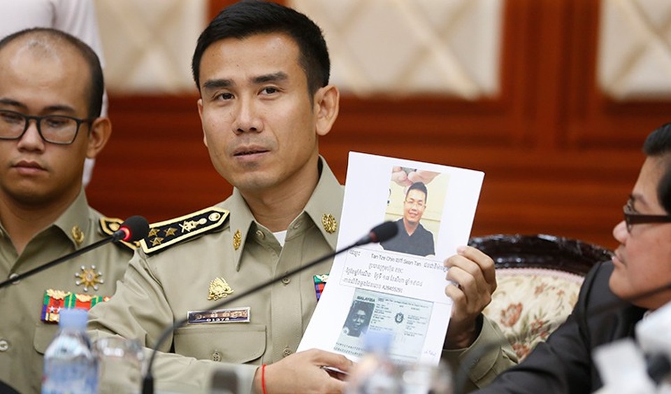 Thủ tướng Hun Sen bổ nhiệm con rể làm phó cảnh sát trưởng Campuchia - 1
Dy Vichea (giữa) là con rể của Thủ tướng Hun Sen (Ảnh: Khmertimeskh)