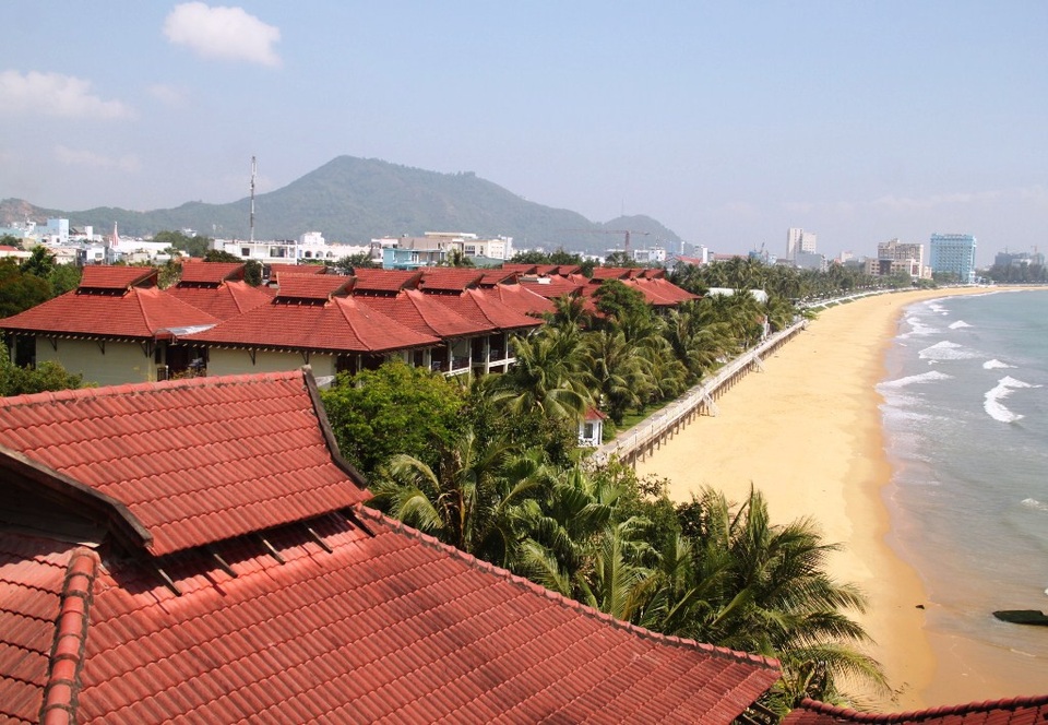 Resort Hoàng Gia Quy Nhơn tọa lạc trên khu đất có diện tích hàng chục nghìn mét vuông nằm dọc theo bờ biển trung tâm TP Quy Nhơn (Bình Định), được xem là khu đất vàng.