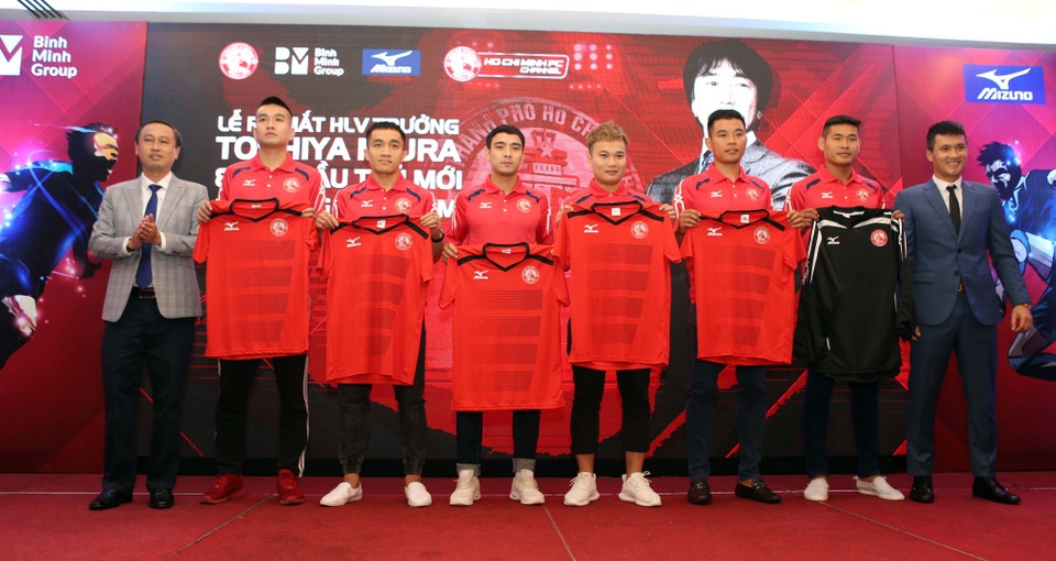 ... có thêm nhiều bản hợp đồng mới đắt giá, nhưng CLB TPHCM của quyền chủ tịch CLB Lê Công Vinh vẫn cần thêm thành công trên sân cỏ để thuyết phục khán giả (ảnh: Q.L)