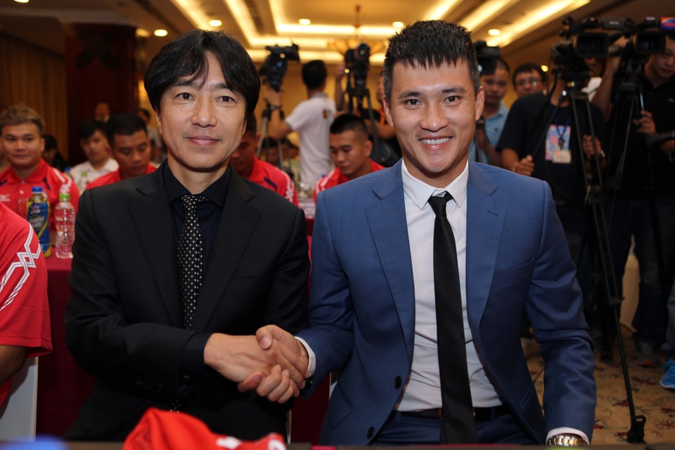 Có HLV Miura... (ảnh: Q.L)