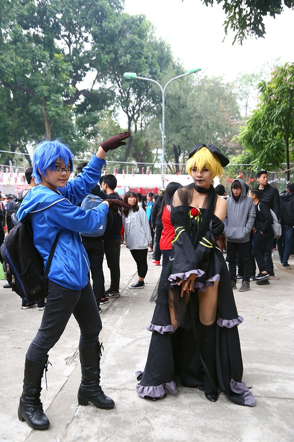 Ngắm nhìn bạn trẻ diễn cosplay độc đáo tại lễ hội Nhật Bản - 1
Hai bạn trẻ hóa trang nhân vật Kagamine Len và Kaito trong bộ truyện Vocaloid