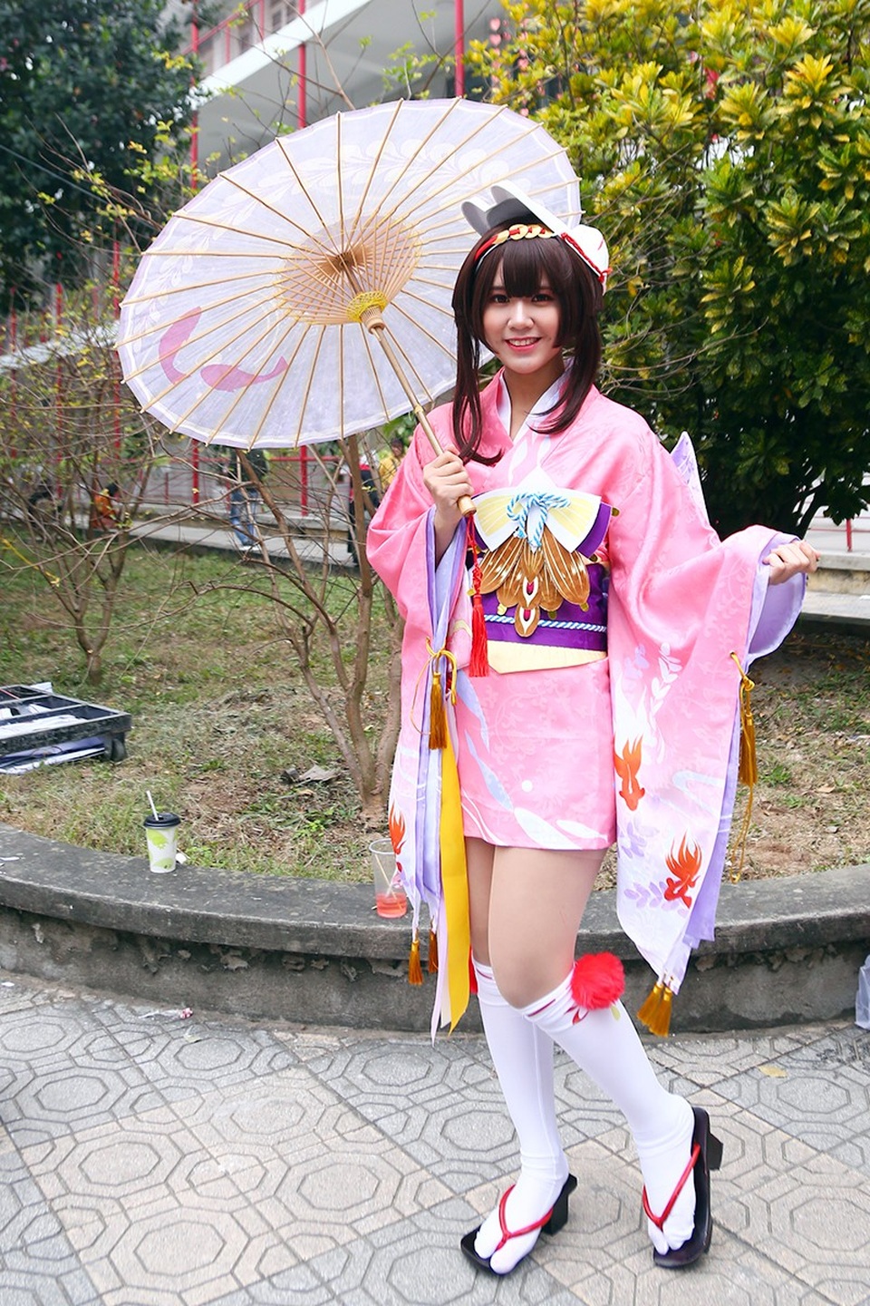 Ngắm nhìn bạn trẻ diễn cosplay độc đáo tại lễ hội Nhật Bản - 10
Nguyễn Thùy Trang – sinh viên ĐH Thăng Long gây ấn tượng với nhiều bạn trẻ tại lễ hội Oshougatsu khi diện trang phục yukata hồng nền nã.