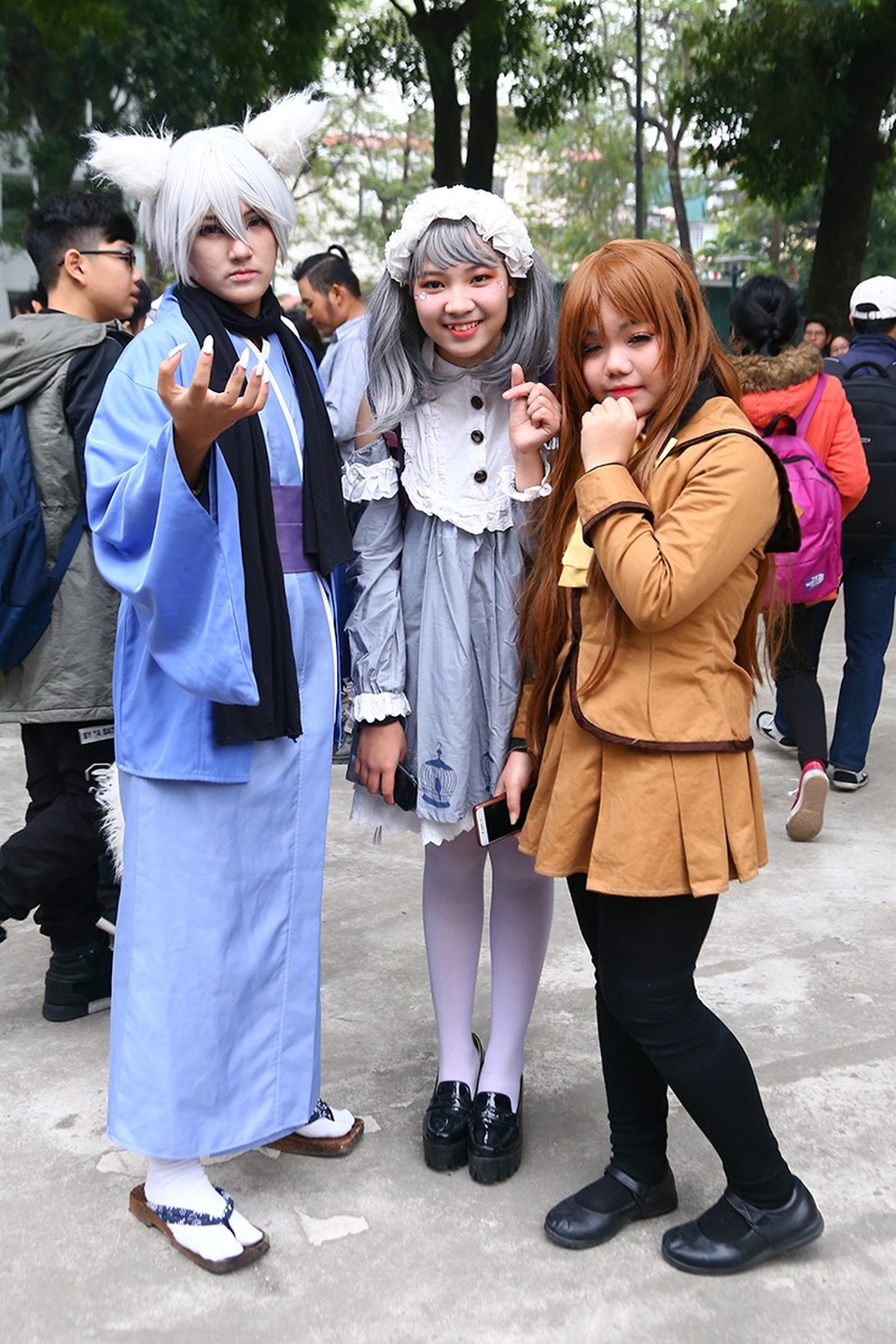 Ngắm nhìn bạn trẻ diễn cosplay độc đáo tại lễ hội Nhật Bản - 3
Nữ cosplayer Hà thành lựa chọn phong cách freestyle (đứng giữa) chụp ảnh cùng những người bạn cosplay nhân vật Tomoe và Nanami trong bộ truyện Thổ thần tập sự