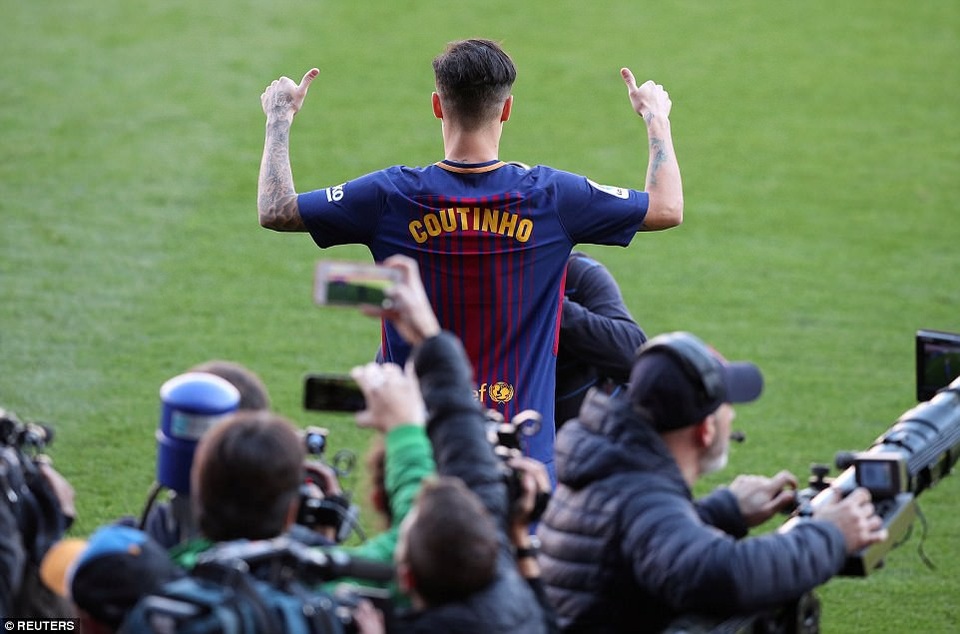 Hàng nghìn cổ động viên Barcelona chào đón "bom tấn" Coutinho - 4 Hàng nghìn cổ động viên Barcelona chào đón "bom tấn" Coutinho - 4