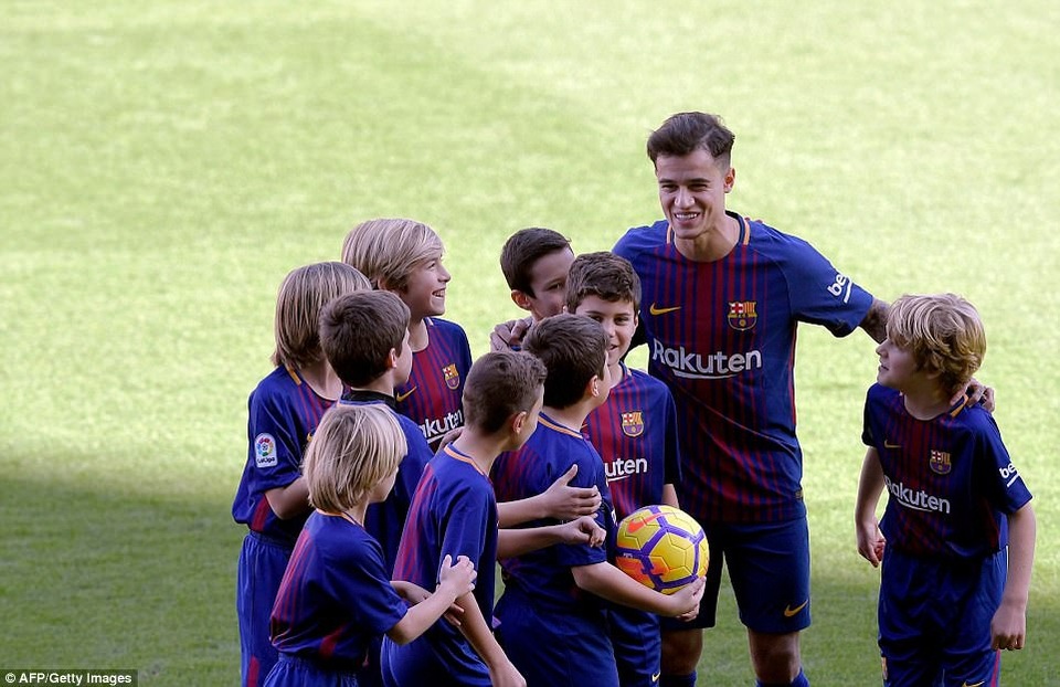 Hàng nghìn cổ động viên Barcelona chào đón "bom tấn" Coutinho - 5 Hàng nghìn cổ động viên Barcelona chào đón "bom tấn" Coutinho - 5