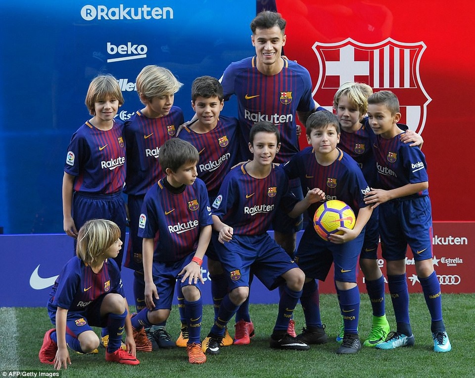Hàng nghìn cổ động viên Barcelona chào đón "bom tấn" Coutinho - 6 Hàng nghìn cổ động viên Barcelona chào đón "bom tấn" Coutinho - 6