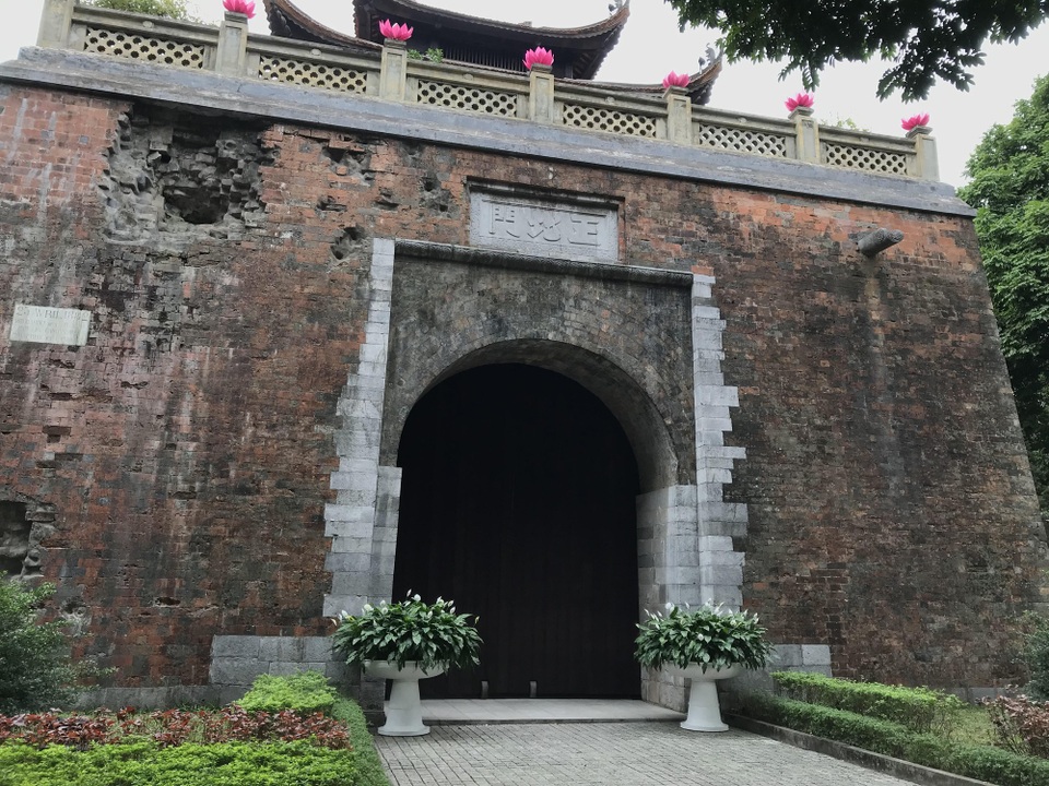 Khám phá bí ẩn vết lõm xuyên 3 thế kỷ trên thành Hà Nội - 1
Di tích cổng thành hiện nay nằm trên phố Phan Đình Phùng là cửa Bắc của thành Hà Nội được xây dựng đầu thời Nguyễn. Sử tích chép, Bắc Môn (cổng thành phía bắc) được xây dựng trên nền Cửa Bắc thời Lê và hoàn thành năm 1805. Bắc Môn được xây dựng theo kiến trúc vọng lâu: phía trên là lầu, phía dưới là thành.