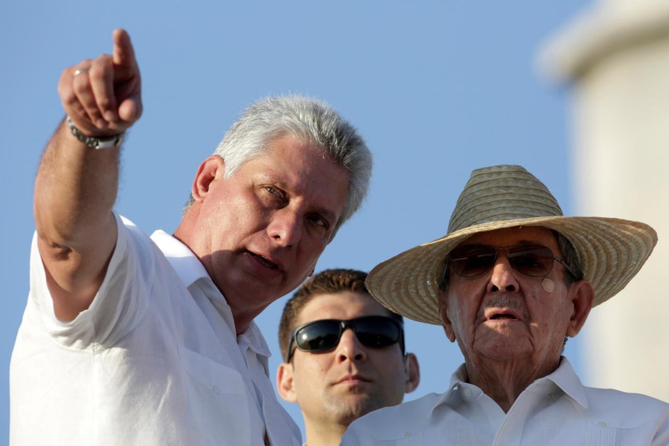 Con đường chính trị của gương mặt sáng giá kế nhiệm Chủ tịch Cuba - 1 Chủ tịch Raul Castro nói chuyện với cấp phó Diaz-Canel (trái) tại Havana, Cuba năm 2016 (Ảnh: Reuters)