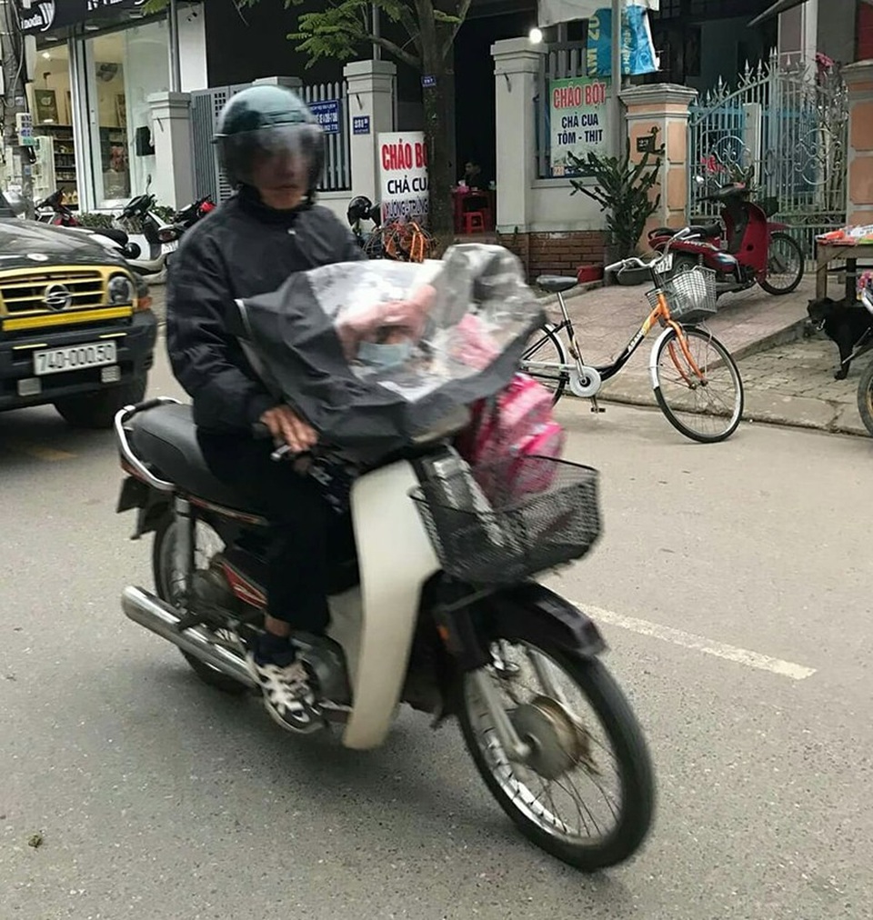 Trẻ em miền Trung hóa... ninja tới trường trong giá rét - 16
Tại Quảng trị, rét đậm, rét hại kéo dài 3 ngày qua khiến việc đưa con trẻ tới trường của nhiều phụ huynh bị đảo lộn. Để con trẻ đủ ấm, các phụ huynh ở TP Đông Hà nghĩ ra đủ cách. Trong ảnh là một phụ huynh dùng áo mưa chắn gió, chắn rét đưa cháu tới trường.