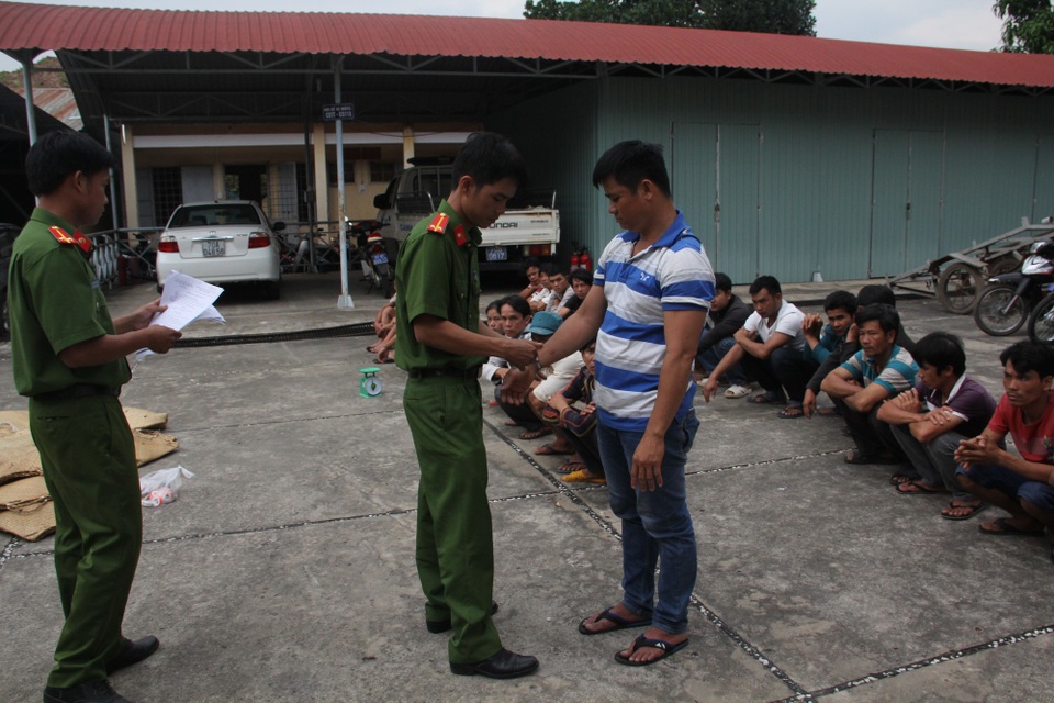 Triệt phá trường gà “chạy” giữa rừng cao su - 2 Công an huyện Tân Châu đọc lệnh bắt Quang và Bon