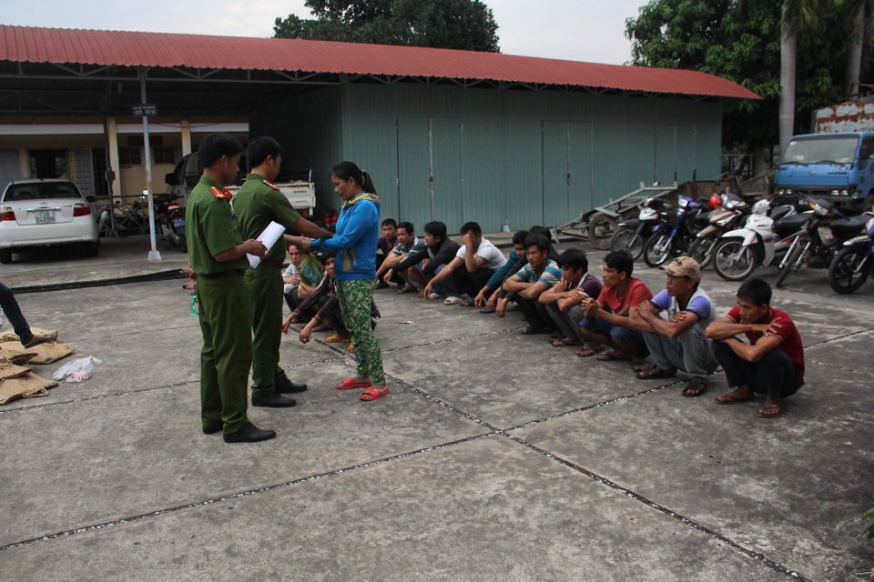 Triệt phá trường gà “chạy” giữa rừng cao su - 1 Triệt phá trường gà “chạy” giữa rừng cao su - 1