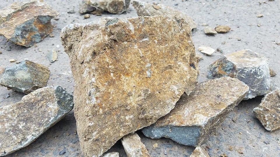 Đá hộc rơi vãi đầy đường Đại lộ Thăng Long - 7
Những tảng đá hộc cần sớm được dọn dẹp, nếu không sẽ rất nguy hiểm cho người đi đường, đặc biệt vào buổi tối.