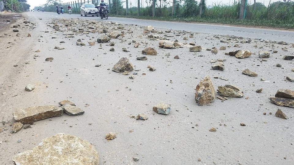 Đá hộc rơi vãi đầy đường Đại lộ Thăng Long - 5
Cuối chiều 3/1, đoạn đường có đá hộc vẫn chưa được dọn dẹp, người đi đường phải giảm tốc độ để né đá.