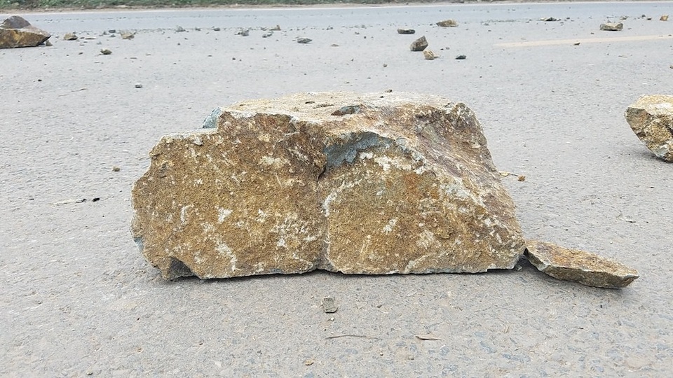 Đá hộc rơi vãi đầy đường Đại lộ Thăng Long - 3
Nhiều viên đá lớn nằm chỏng chơ giữa đường, rất nguy hiểm.