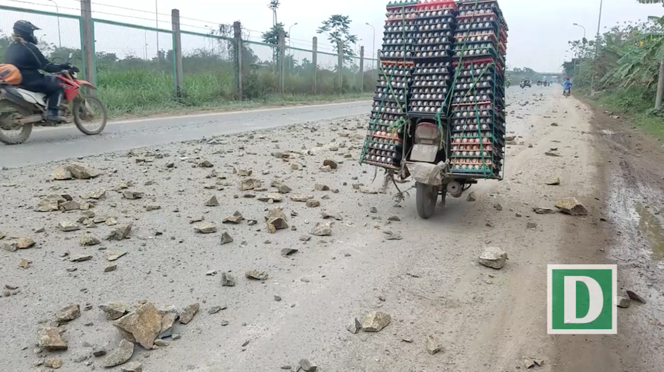 Đá hộc rơi vãi đầy đường Đại lộ Thăng Long - 2
Nhiều người tham gia thông, đặc biệt là xe máy đang chạy với tốc độ cao tới đoạn có đá hộc đã phải phanh gấp.