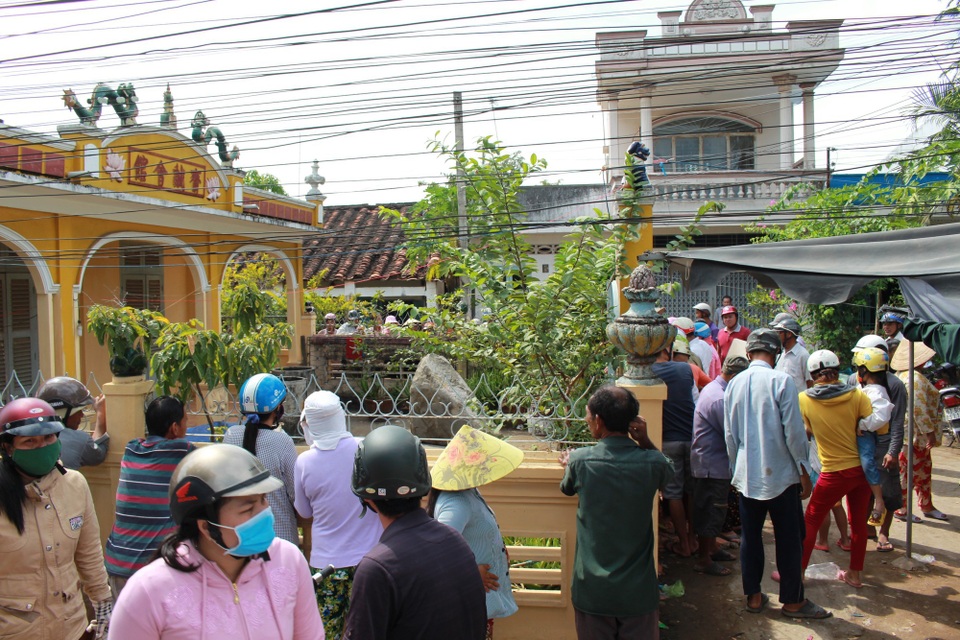 Đổ xô đi xem khối đá... nổi trên mặt nước - 3
Người dân hiếu kỳ tụ tập bên ngoài khuôn viên chùa Ông xem vật thể lạ. Ảnh: Thanh Bình-TTXVN