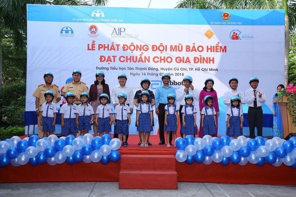 Phát động dự án Mũ bảo hiểm cho cả gia đình - 1 Buổi lễ phát động Mũ bảo hiểm cho cả gia đình sáng 16/1, tại TPHCM