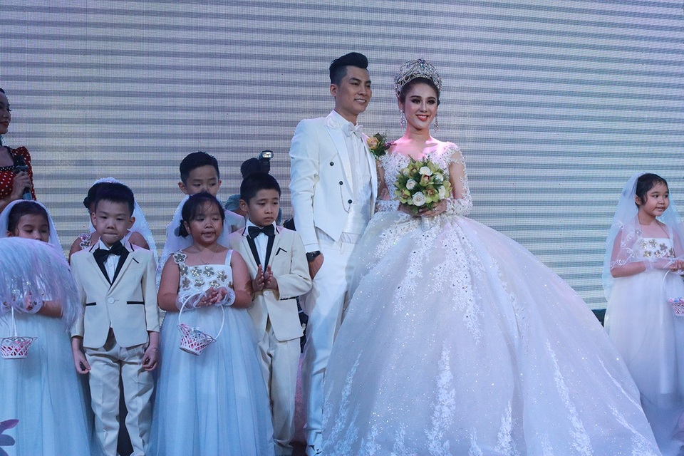 Lâm Khánh Chi  và chồng thay trang phục cô dâu, chú rể hiện đại để bắt đầu nghi thức chính của hôn lễ