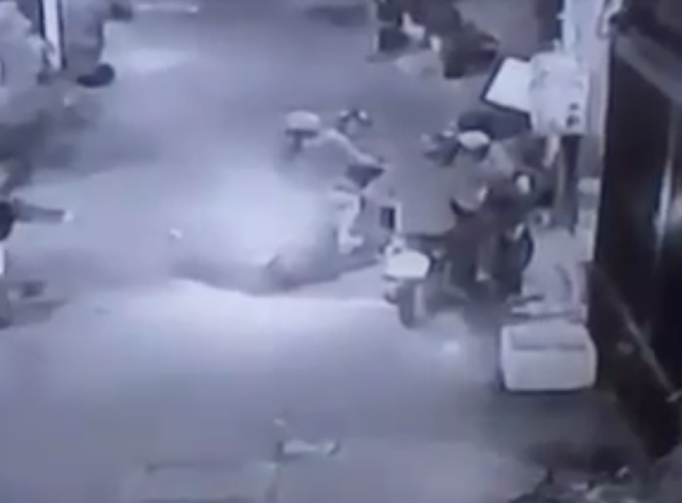 Băng nhóm dàn cảnh mua điện thoại, đánh người cướp xe - 1 2 thanh niên đi xe máy (góc phải) giả vờ mua hàng để dàn cảnh cướp xe của đôi nam nữ phía bên trái hình.