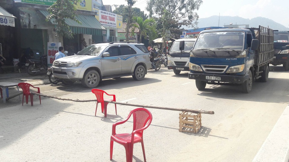Dân rào đường, chặn xe tải chở đất đá gây ô nhiễm - 1 Người dân dùng chướng ngại vật để chặn xe tải chở đất đá gây ô nhiễm