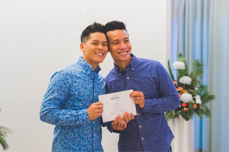 Nụ hôn ướt át của những sao Việt công khai yêu đồng giới - 8 Từng nhiều lần chia tay thế nhưng cả hai vẫn quay về bên nhau. Và cái kết đẹp cho chuyện tình của cặp đôi là đã cùng nhau xây dựng một tổ ấm riêng. Vào những ngày cuối cùng của năm 2017, cặp đôi hạnh phúc nay chính thức đăng ký kết hôn tại Canada - quê hương thứ hai nơi John Huy sinh ra và lớn lên.