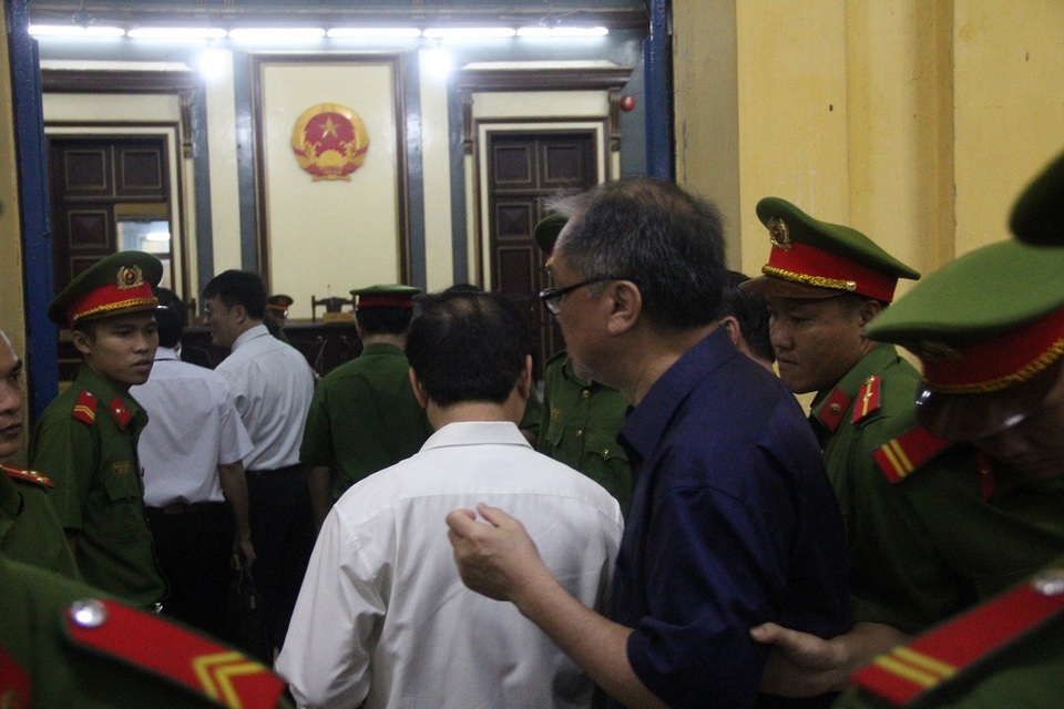 “Đại gia” Phạm Công Danh và Trầm Bê than đau ốm khi ra tòa - 1 Phạm Công Danh gầy hơn so với phiên tòa trước.
