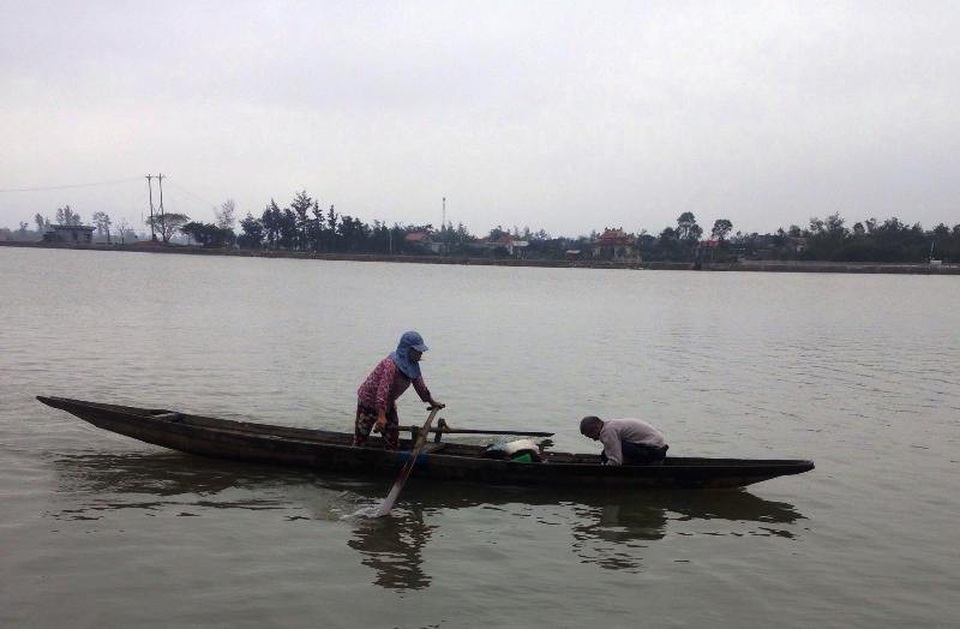 Nhịp sống yên bình ngày đầu năm mới - 7 Đôi vợ chồng mưu sinh trên sông Thạch Hãn (Ảnh: Đăng Đức)