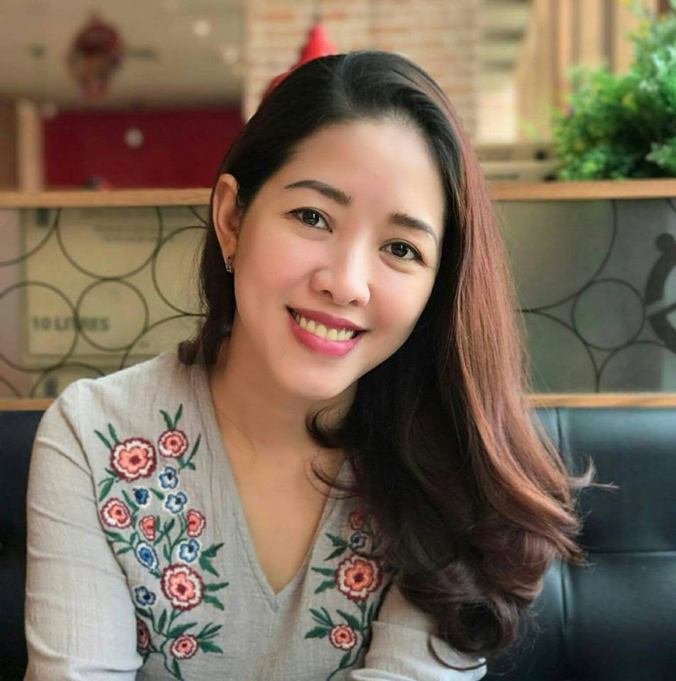 Đạo diễn Mai Vàng: “Thực lòng tôi thấy đáng tiếc cho Trường Giang nhiều hơn” - 3 Đạo diễn Mai Thắm khẳng định, chị và phía VTV đều đưa ra yêu cầu cắt ngắn phần của Trường Giang vì khí đó vì đã trễ giờ. Chị cho biết: “Đạo diễn liên tục yêu cầu MC cắt ngang tình huống bằng lời cảm ơn hay cách nào đó. Khán giả có thể thấy Quý Bình nói cảm ơn liên tục nhưng không có tác dụng gì cả”.