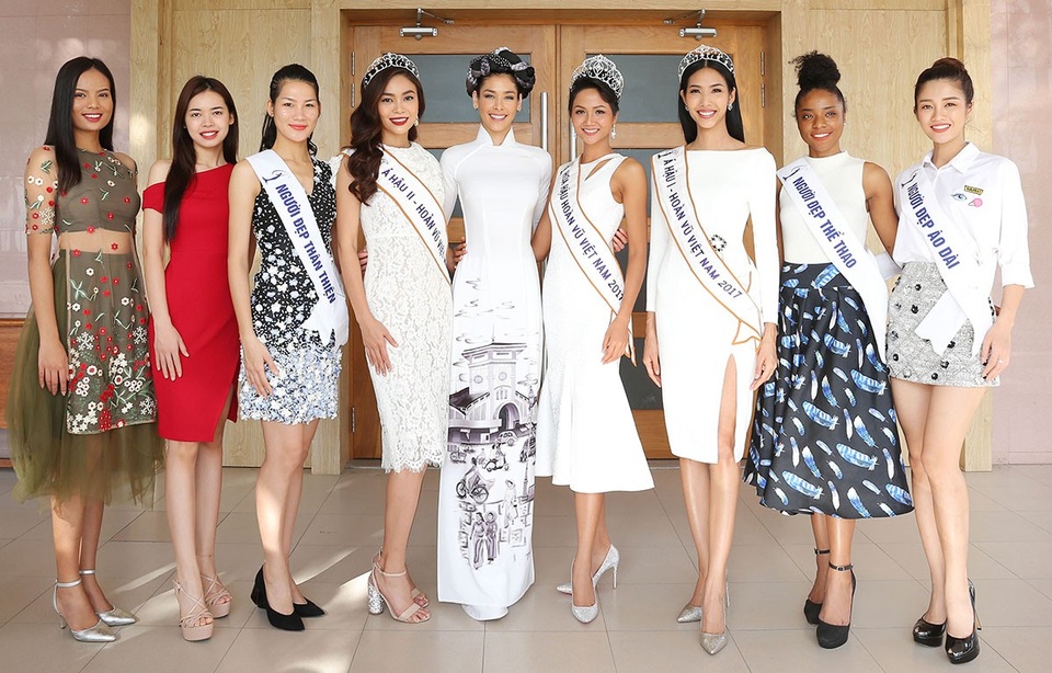 Ngoài ra, chuyến thăm sáng ngày hôm nay còn có sự đồng hành của Top 5 Tiêu Ngọc Linh, Bùi Thanh Hằng, người đẹp thể thao Huỳnh Thị Cẩm Tiên, người đẹp áo dài Trình Thị Mỹ Duyên và người đẹp thân thiện Nguyễn Thị Ngọc Anh.