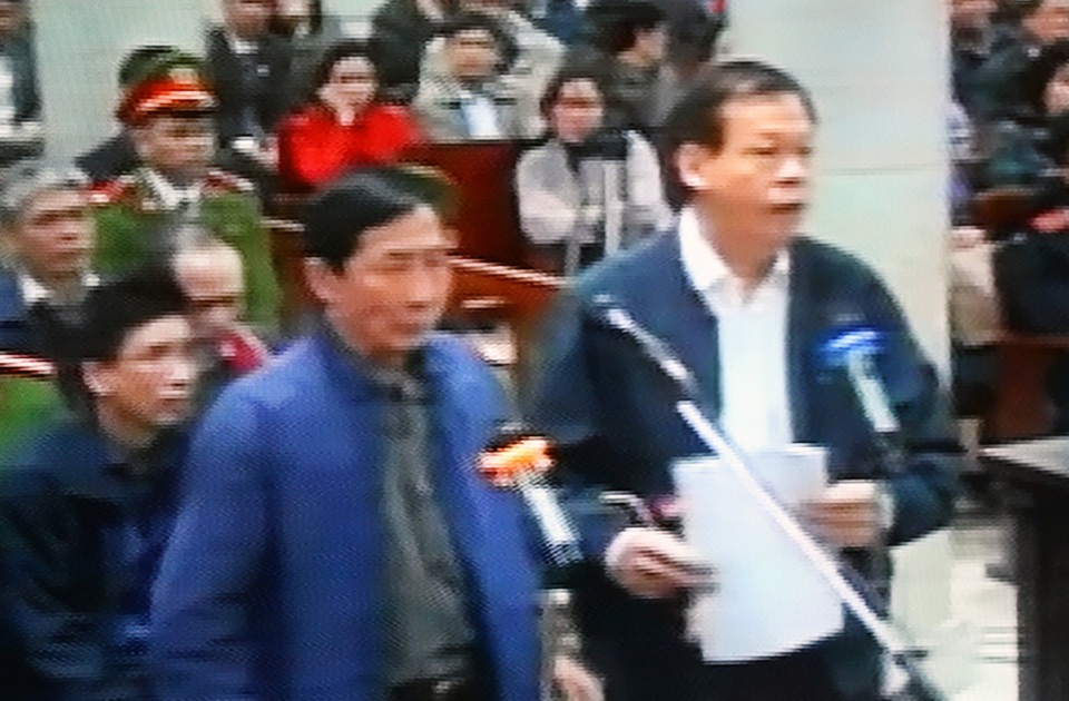 Xét xử vụ ông Thăng: “Ai đời ra công văn yêu cầu chuyển tiền ngay trong ngày!” - 4 Vũ Hồng Chương tiếp tục đối chất với bị cáo Phùng Đình Thực.