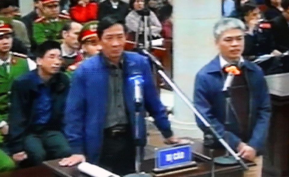Xét xử vụ ông Thăng: “Ai đời ra công văn yêu cầu chuyển tiền ngay trong ngày!” - 3 Bị cáo Vũ Hồng Chương (trái) đối chất lời khai với bị cáo Nguyễn Xuân Sơn.