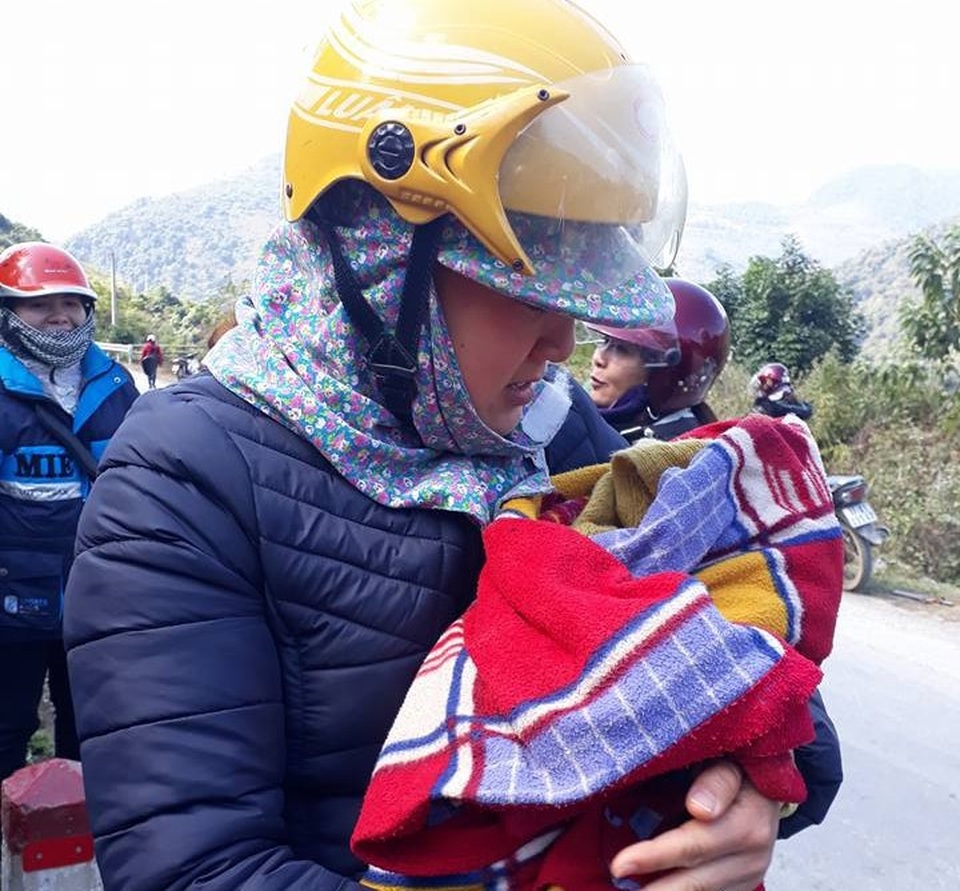 Các cô giáo bế, ủ ấm cho đứa trẻ mới được sinh ra trong điều kiện thời tiết giá lạnh.