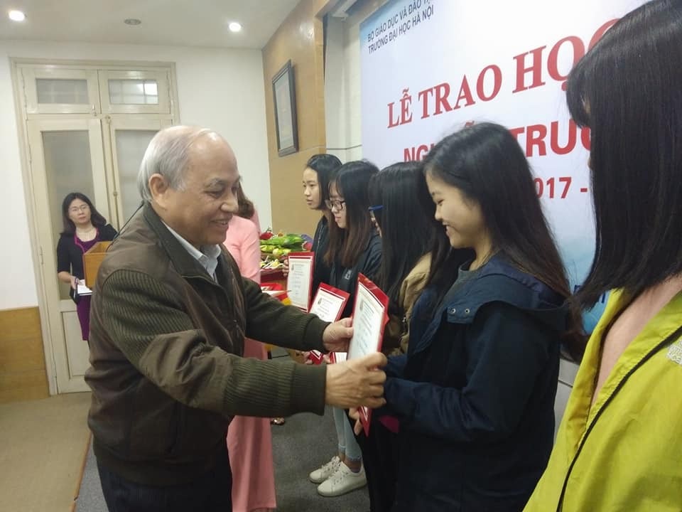 40 suất học bổng Nguyễn Trường Tộ đầu tiên đến với sinh viên nghèo vượt khó Hà Nội - 1
ông Nguyễn Văn Bằng, Ủy viên Thường trực, Chánh Văn phòng Quỹ Khuyến học Việt Nam trao học bổng Nguyễn Trường Tộ đến các em sinh viên có hoàn cảnh khó khăn thuộc Trường ĐH Hà Nội