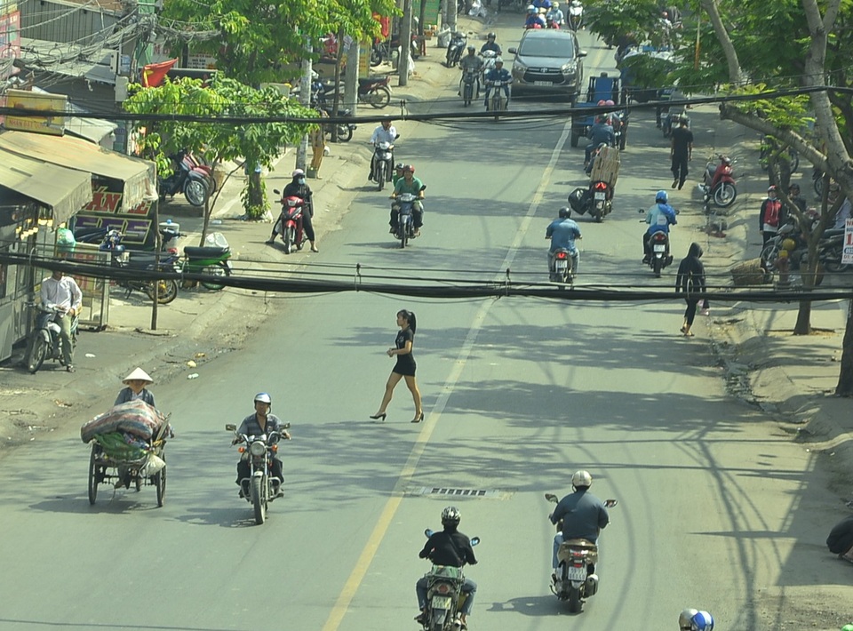 Đi bộ sai luật có thể bị phạt tù: Người đi bộ ngỡ ngàng! - 9
Lối nào dành riêng cho người đi bộ sang đường?