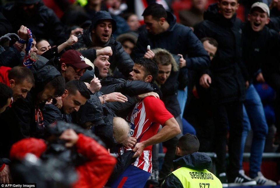 Diego Costa tiếp tục “nổ súng” và... nhận thẻ đỏ - 2 Diego Costa nhận thẻ vàng thứ 2 sau màn ăn mừng quá khích