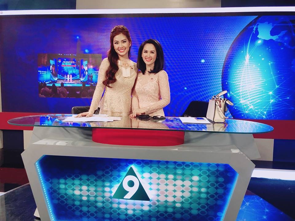 Á hậu Diễm Trang chính thức lên sóng VTV, về chung “nhà” với BTV Thúy Hằng - 1 Diễm Trang trong số đầu tiên lên sóng trực tiếp, dẫn cặp cùng BTV Thúy Hằng.