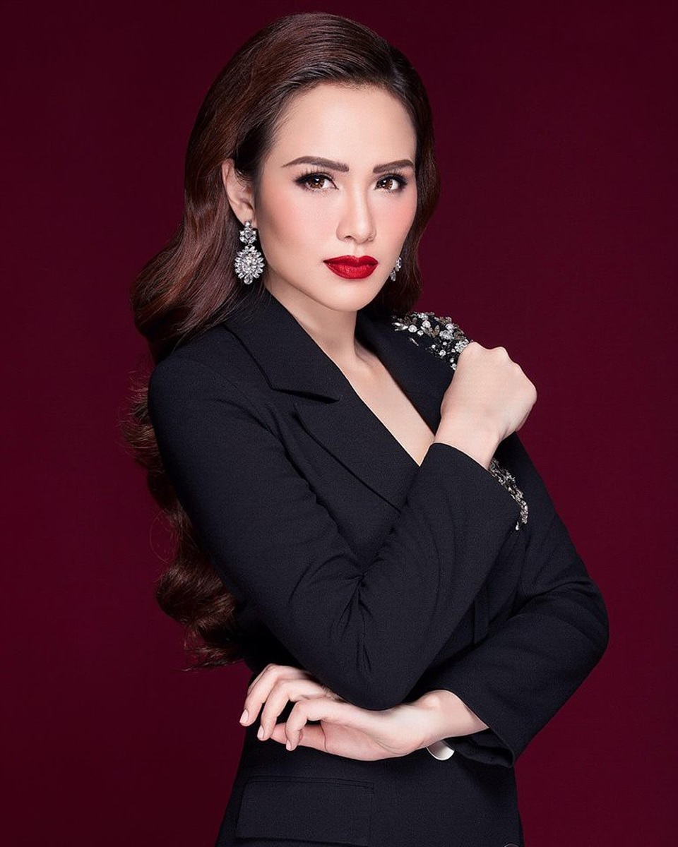 Hoa hậu Diễm Hương đã đưa ra list tổng kết của mình. Trong năm 2017 cô đã có những thành công vượt bậc, kinh doanh thành công, làm chủ được đồng tiền, đặc biệt người đẹp còn có có thể- giảm được 8kg. Và hoa hậu Diễm Hương cũng đặt mục tiêu cho năm 2018 của mình: xinh đẹp cho ba má vui, kinh doanh thêm 2 ngành nghề và chọn được nơi xây hồ cá cho Noah (con trai).