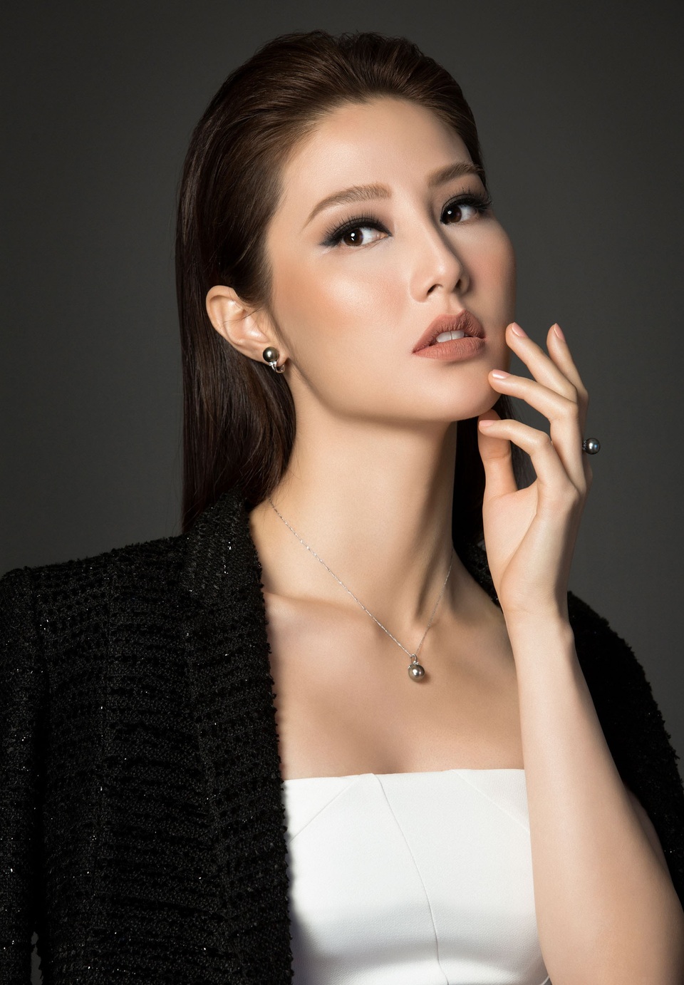 Mâu Thuỷ bốc lửa khó cưỡng bên “bom sexy” Diễm My 9x - 12 Gợi cảm nhưng vẫn giữ được nét thanh lịch, sang trọng vốn là phong cách Diễm My theo đuổi từ lâu.