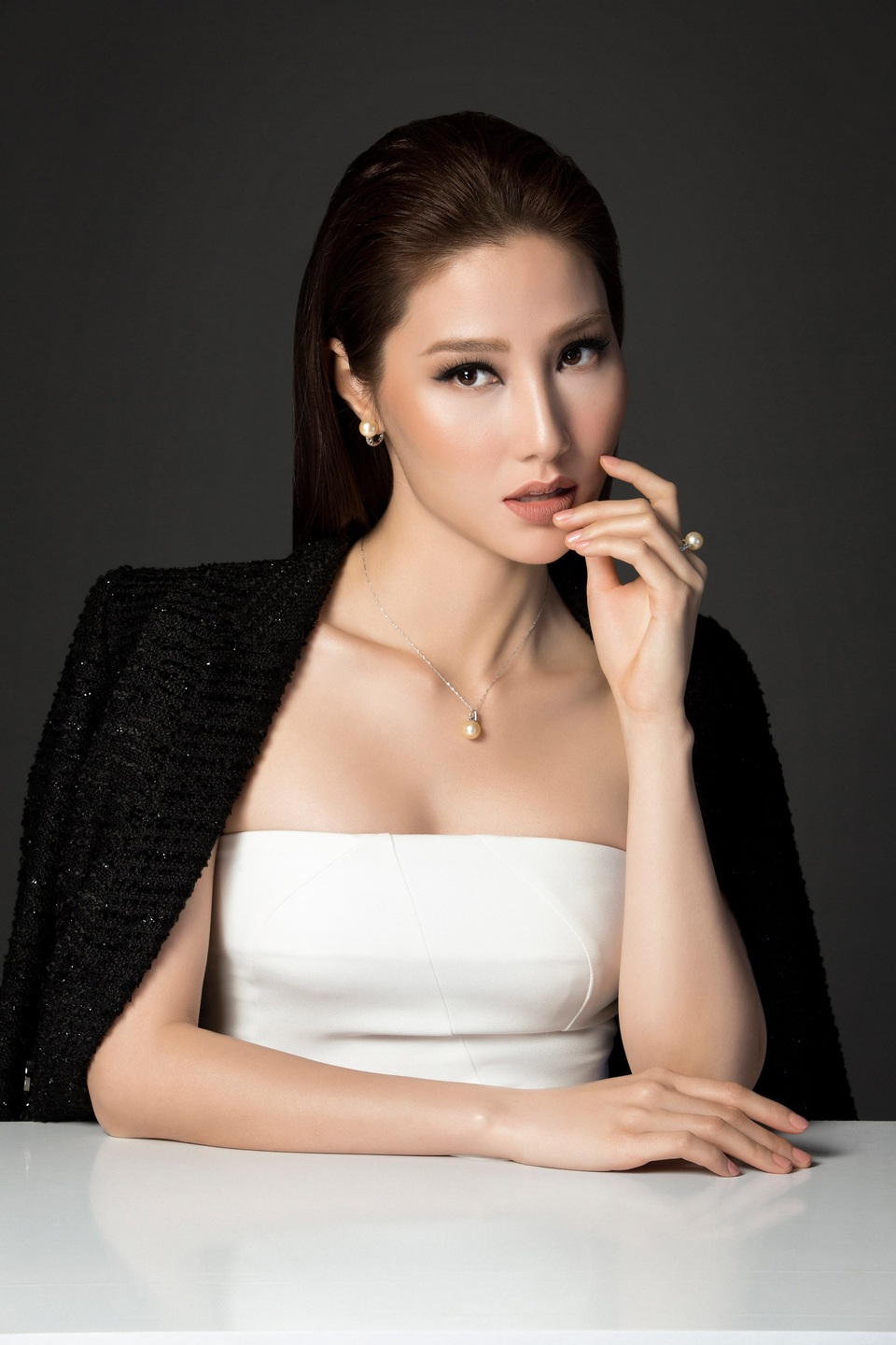 Mâu Thuỷ bốc lửa khó cưỡng bên “bom sexy” Diễm My 9x - 11 Sau thành công của vai diễn Helen trong “Cô ba Sài Gòn”, Diễm My 9x cũng trở thành gương mặt được săn đón.