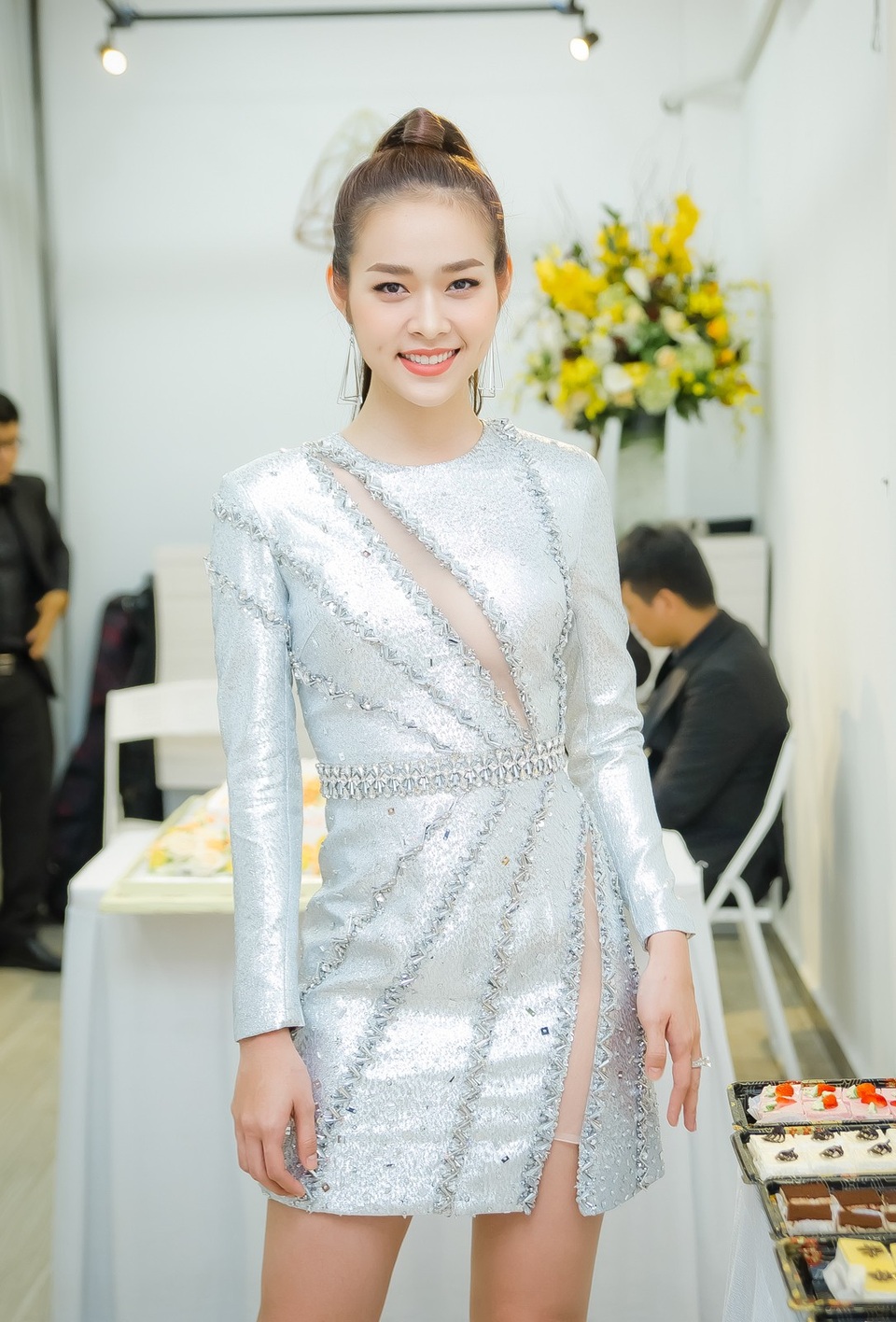 Sau ly hôn, Thành Đạt bất ngờ gửi hoa chúc mừng Diệp Bảo Ngọc - 4 Diệp Bảo Ngọc như nữ chiến binh với bộ đầm cắt xéo khoe khéo vòng 1 lấp ló. Gái một con được nhận xét ngày càng quyến rũ, gợi cảm.