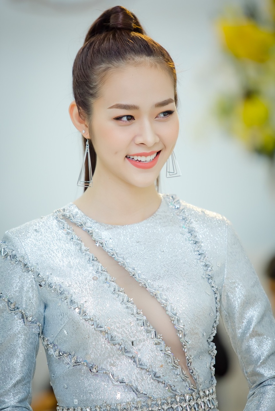 Sau ly hôn, Thành Đạt bất ngờ gửi hoa chúc mừng Diệp Bảo Ngọc - 2 Đặc biệt, mới đây nhất, Thành Đạt đã nhận được rất nhiều sự ủng hộ khi gửi hoa tặng vỡ cũ khi Diệp Bảo Ngọc lên chức bà chủ spa. “Diệp Bảo Ngọc chia sẻ, thời điểm bận rộn nhất năm vẫn nhận được tình cảm, sự quan tâm của mọi người, trong đó có anh Đạt, Ngọc rất hạnh phúc và cảm kích”, Diệp Bảo Ngọc nói.