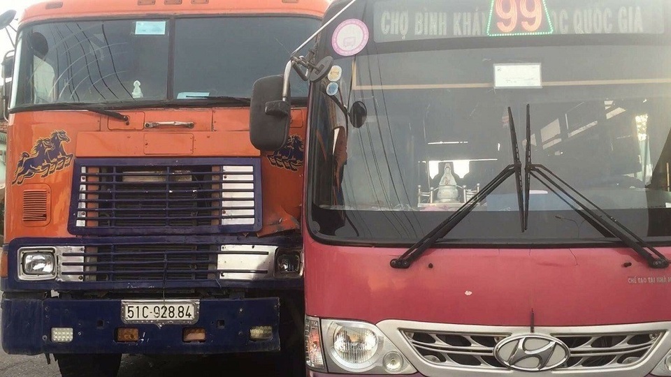 Đề nghị đình chỉ tài xế xe buýt rượt đuổi xe container trên quốc lộ - 2 Với hành vi xem thường tính mạng hành khách, tài xế xe buýt bị đề nghị đình chỉ công tác
