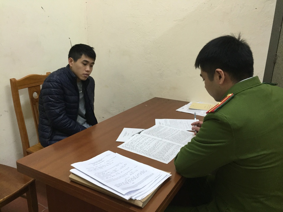 Bắt nữ quái mua bán gần 5.000 viên ma túy - 2 Đối tượng Dương Quỳnh Anh tại cơ quan công an