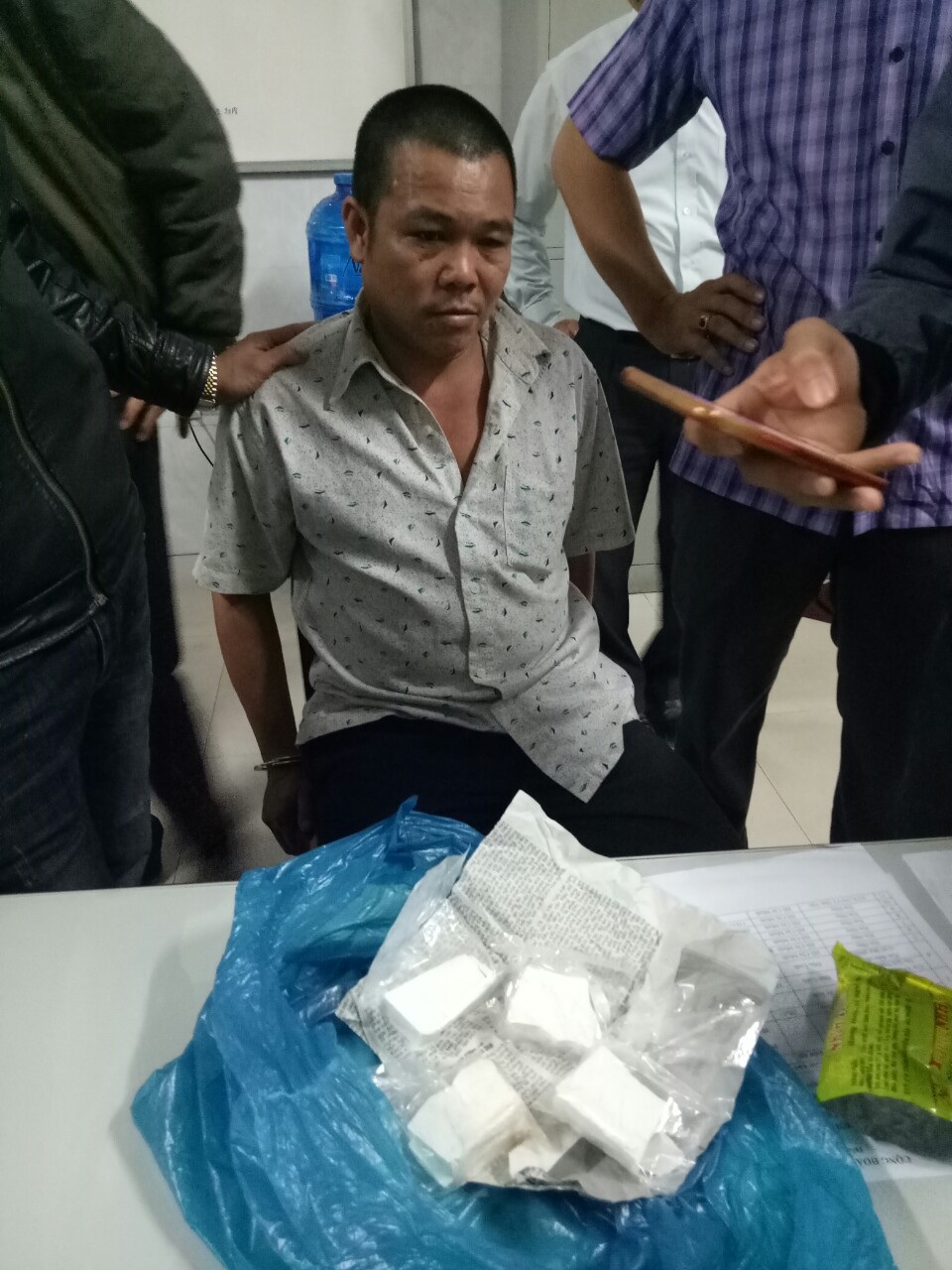 
Đối tượng Lê Văn Liệt và tang vật
